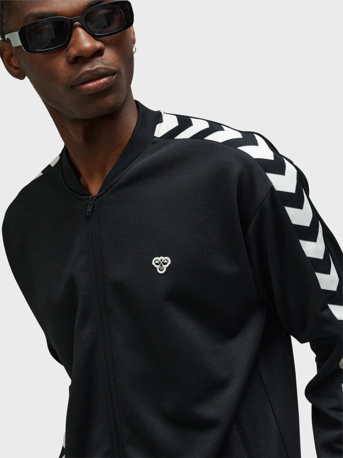 hmlARCHIVE REGULAR POLY ZIP JACKET Zip Jacket with Chevrons